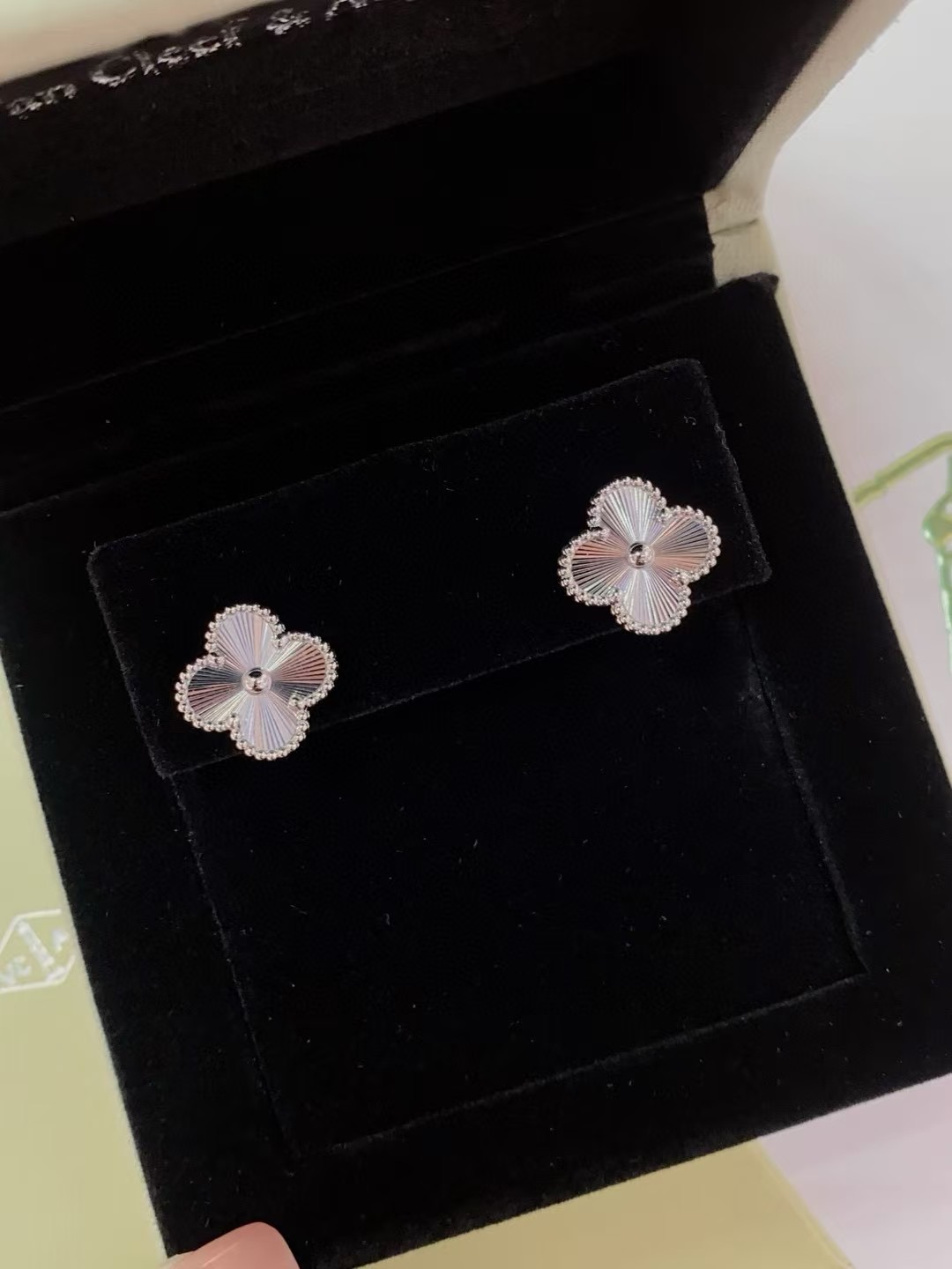 18karat W.G Earrings