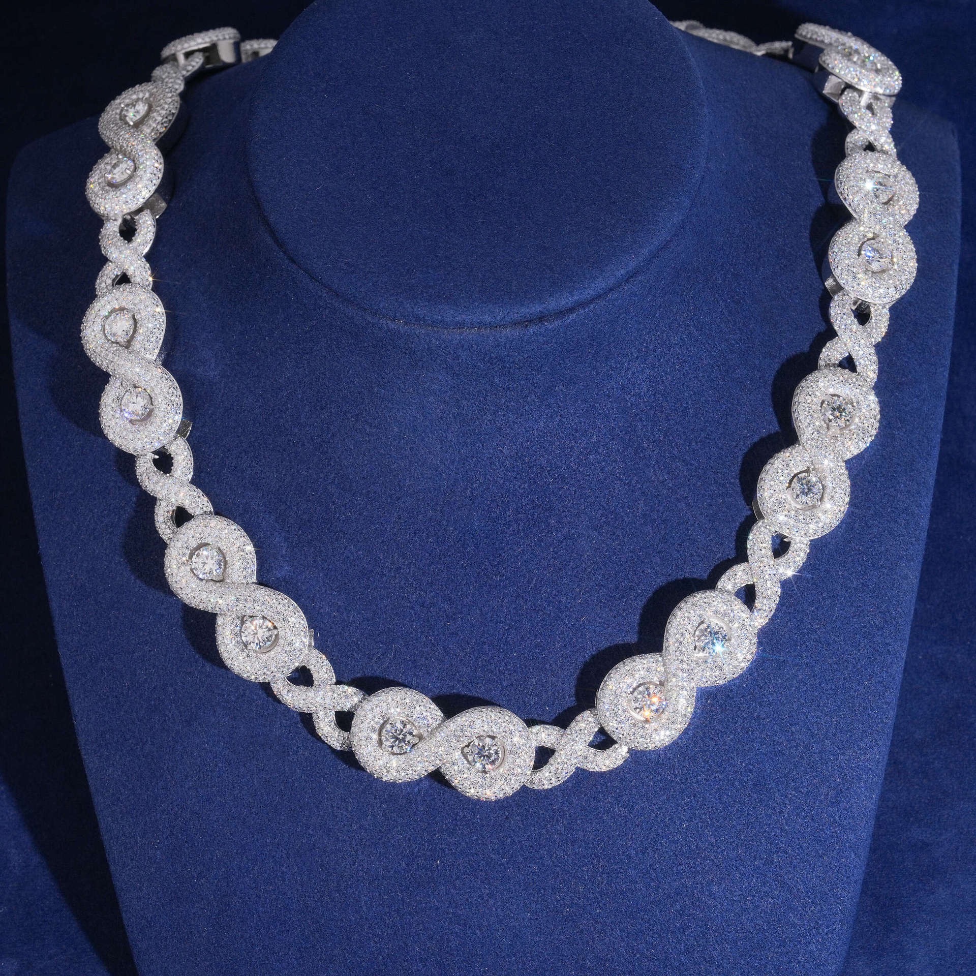 17-Pointer Infinity Link Necklace