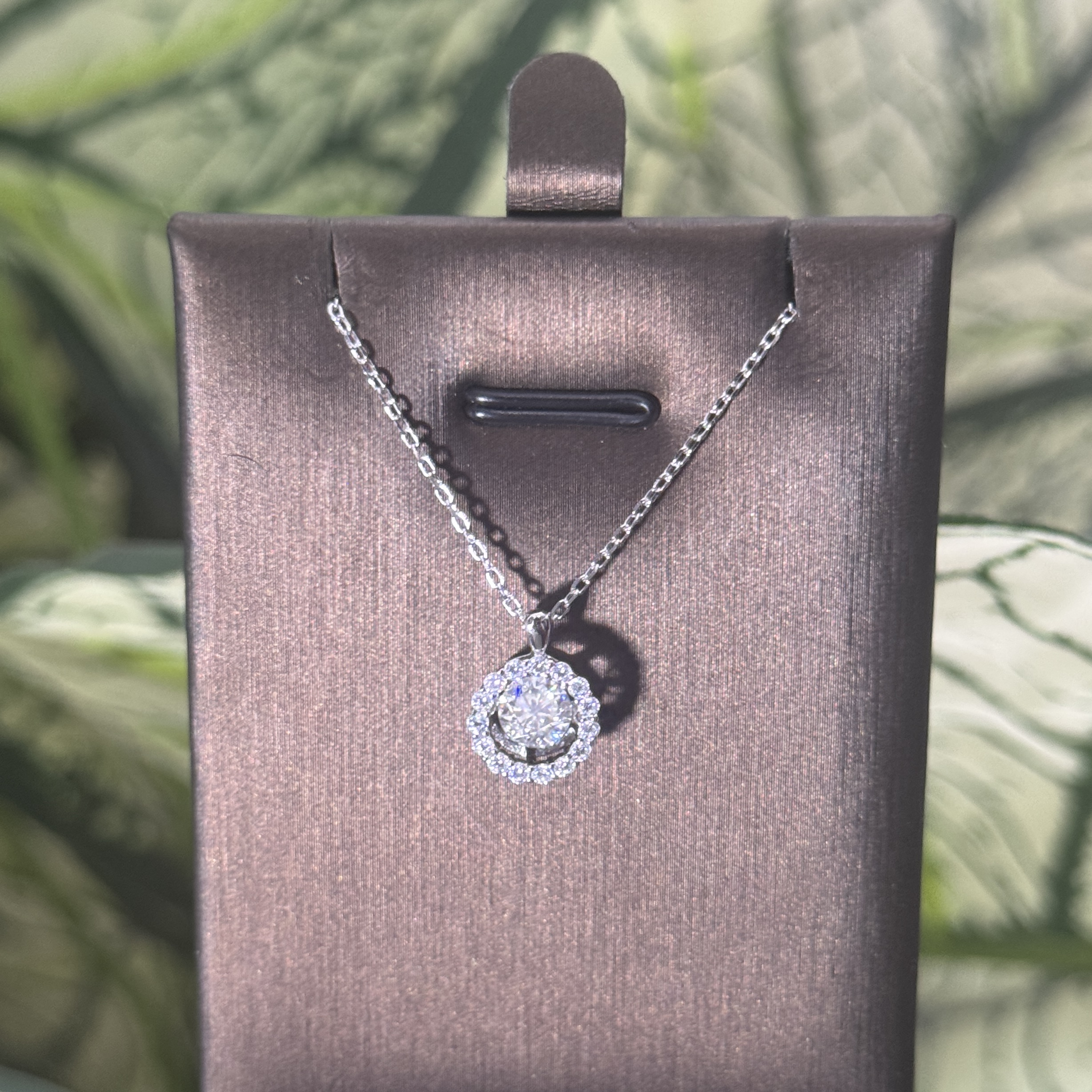 7.5-Pointer Round Brilliant Necklace